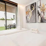 Stylish With Terrace, Pool And Parking Rems Apartment *
