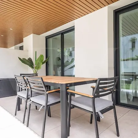 Stylish With Terrace, Pool And Parking Rems *