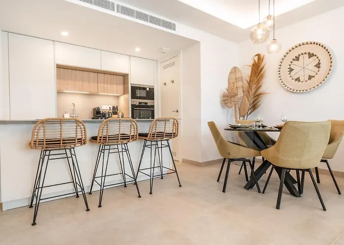 Stylish With Terrace, Pool And Parking Rems *