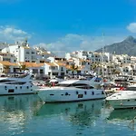 Stylish With Terrace, Pool And Parking Rems *