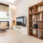 Stylish With Terrace, Pool And Parking Rems 公寓