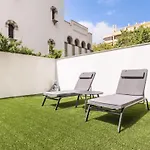 Stylish With Terrace, Pool And Parking Rems *