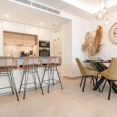 Stylish With Terrace, Pool And Parking Rems *