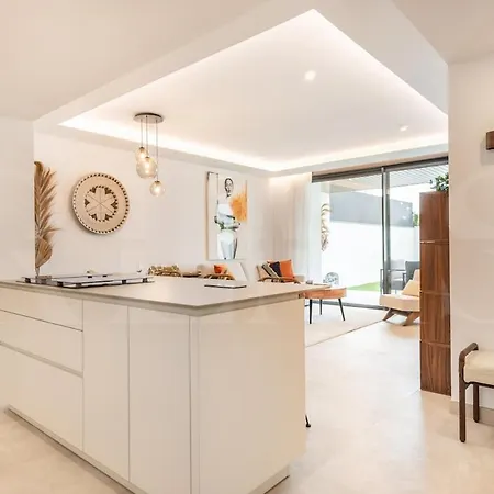아파트 Stylish With Terrace, Pool And Parking Rems