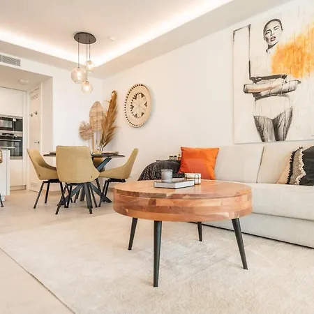 아파트 Stylish With Terrace, Pool And Parking Rems