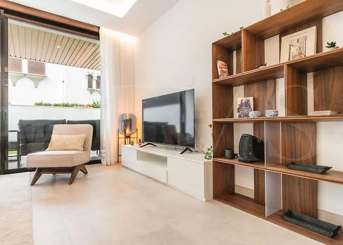 Stylish With Terrace, Pool And Parking Rems Appartement