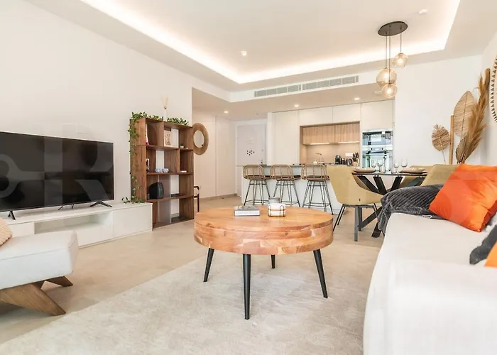 Stylish With Terrace, Pool And Parking Rems Appartement