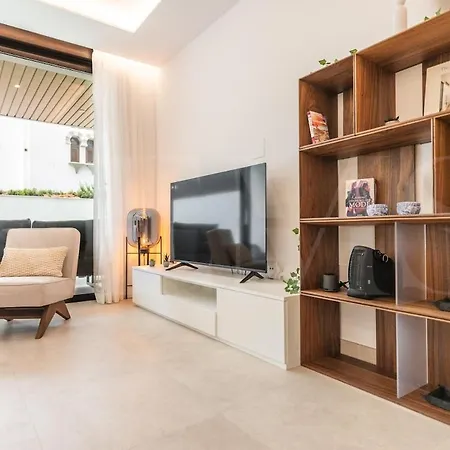 Stylish With Terrace, Pool And Parking Rems Apartment