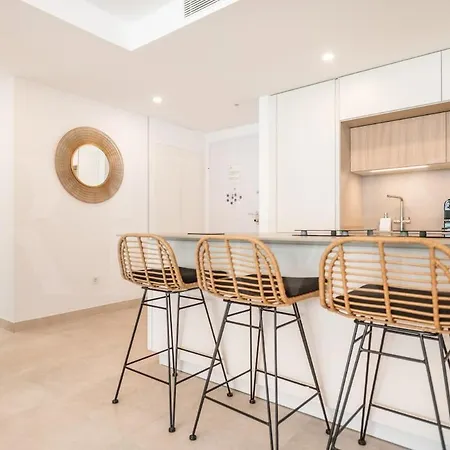 Stylish With Terrace, Pool And Parking Rems