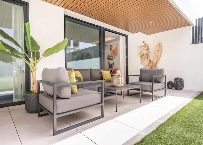 Stylish With Terrace, Pool And Parking Rems Lägenhet *