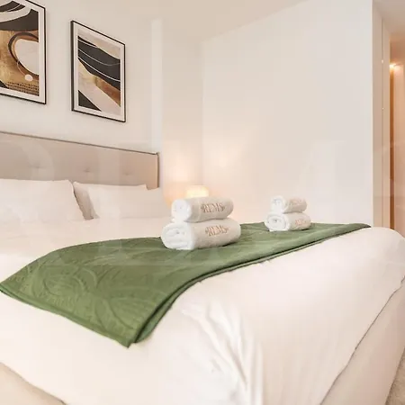 Stylish With Terrace, Pool And Parking Rems Appartement *